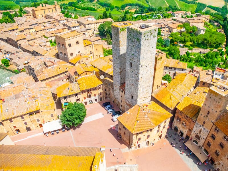 Вид с воздуха центра города с Башнями Близнецы - dei Salvucci San Gimignano исторического Torri, Тосканы, Италии стоковое фото rf Вид с воздуха центра города с Башнями Близнецы - dei Salvucci San Gimignano исторического Torri, Тосканы, Италии стоковое фото rf