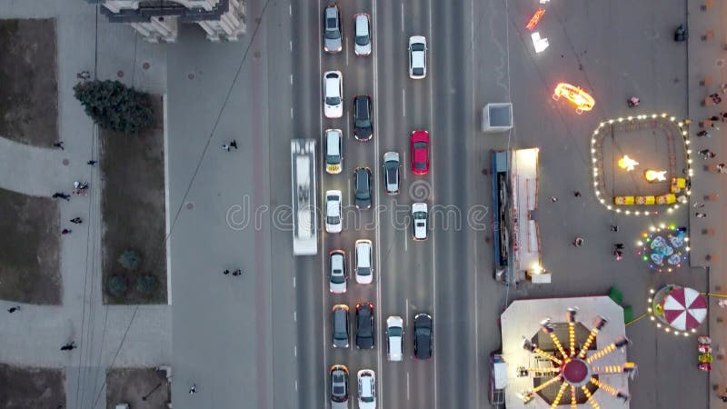 вид сверху вниз на движущиеся автомобили на улице в центре Кишинева. сток-видео