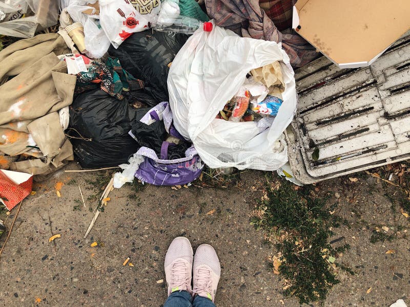Вид сверху Украины Полтавы 21-ое июня 2019 ног на улице с мусором.