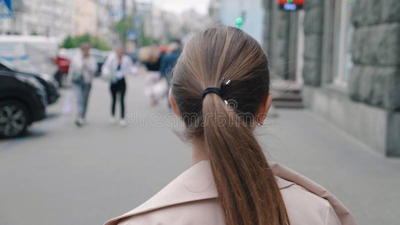 вид сзади кавказская женщина в пиджаке прогулка город в центре города. вид сзади на молодую сотрудницу, направляющуюся в