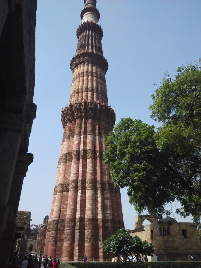 Вид спереди Qutub Minar Дели Индия стоковое фото rf Вид спереди Qutub Minar Дели Индия стоковое фото rf