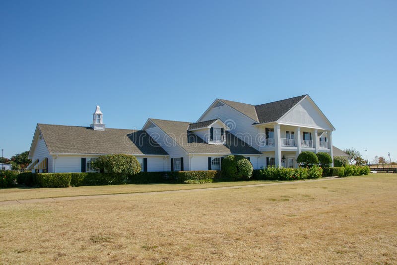 Вид спереди ранчо Southfork, Parker, Техаса, Соединенных Штатов Ранчо появляется в телесериал Даллас стоковые фото Вид спереди ранчо Southfork, Parker, Техаса, Соединенных Штатов Ранчо появляется в телесериал Даллас стоковые фото