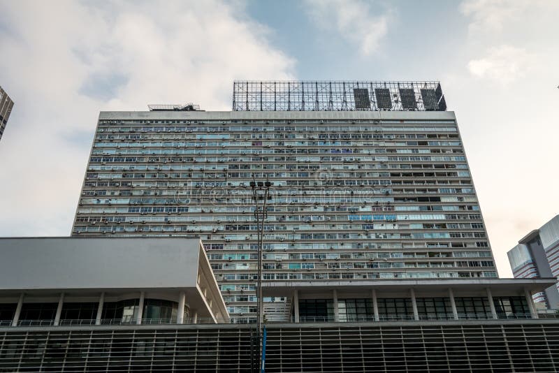 Вид спереди современного и известного здания, в Сан-Паулу, Бразилия стоковые изображения rf Вид спереди современного и известного здания, в Сан-Паулу, Бразилия стоковые изображения rf