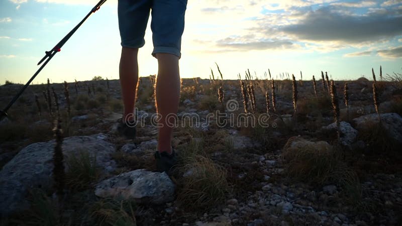 Вид: террористы взорвали мужского hiker идет по каменистой местности на spbd погоды осенью акции видеоматериалы