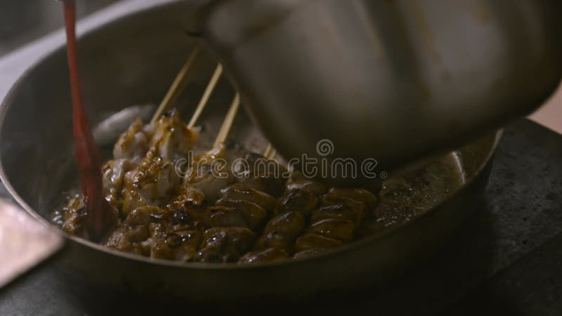 Вид: террористы взорвали повара мажа мясо с соусом и обжига pan irrl жарко. акции видеоматериалы