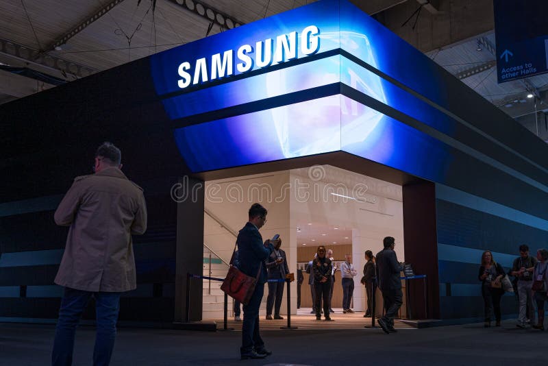 : Виден логотип корейского производителя мобильных телефонов и компьютеров Samsung стоковые фотографии rf