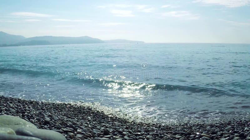Видео красивого прибоя в Средиземном море один из самых модных пляжей в мире Французский riviera