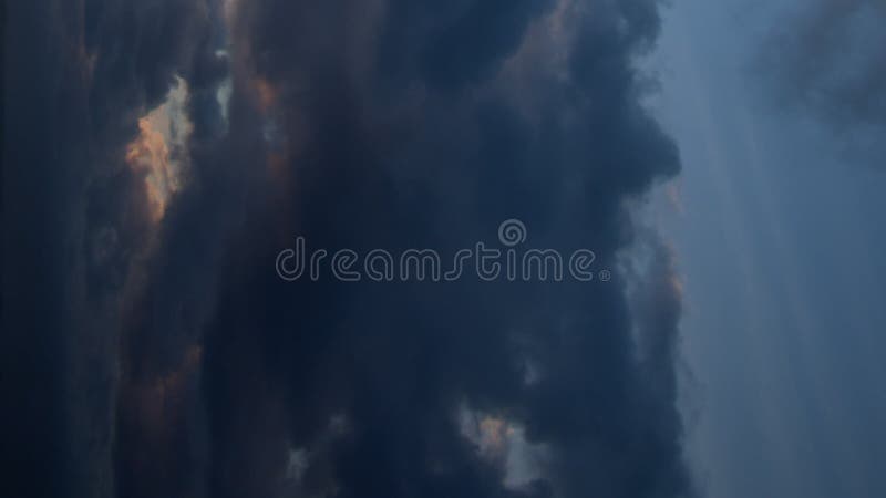 видео-таймелапс захватывает уникальную и потрясающую красоту зимнего иришного неба, украшенного громоздкими облаками с