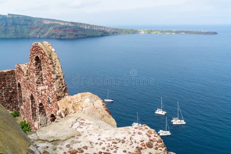 Византийские руины и Эгейское море замка в Oia, Santorini стоковое фото rf Византийские руины и Эгейское море замка в Oia, Santorini стоковое фото rf