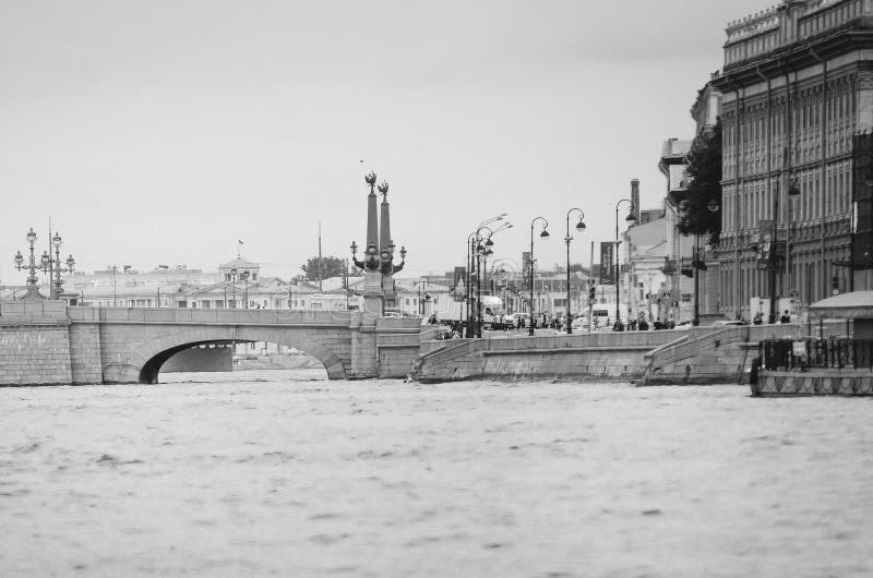 Визирования Ст Петерсбург Красивая историческая архитектура черная девушка прячет белизну рубашки съемки s человека стоковые изображения rf Визирования Ст Петерсбург Красивая историческая архитектура черная девушка прячет белизну рубашки съемки s человека стоковые изображения rf