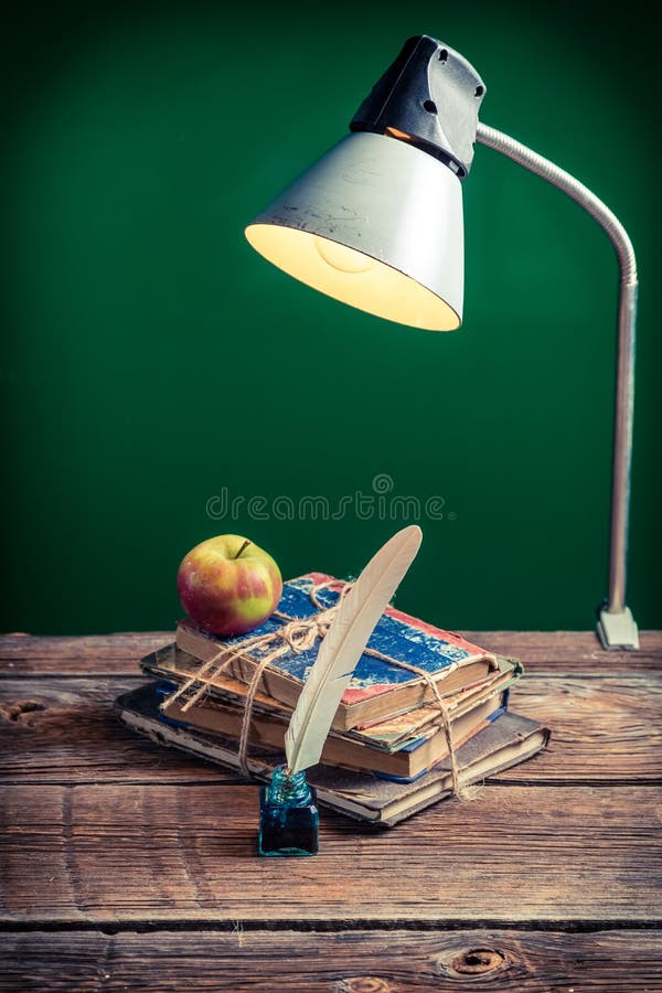 Винтажная лампа и книги в классе стоковая фотография rf Винтажная лампа и книги в классе стоковая фотография rf