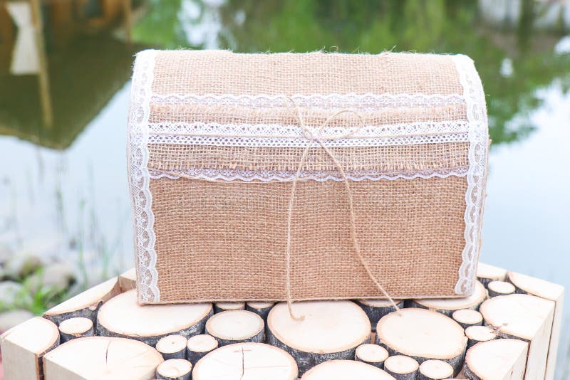 Винтажная коробка для денег на свадьбе Handmade денежный ящик новобрачных стоковое фото Винтажная коробка для денег на свадьбе Handmade денежный ящик новобрачных стоковое фото