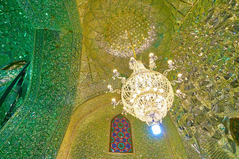 Винтажная стеклянная люстра в зеркале Hall ветчины Imamzadeh Али Ibn стоковые фото Винтажная стеклянная люстра в зеркале Hall ветчины Imamzadeh Али Ibn стоковые фото