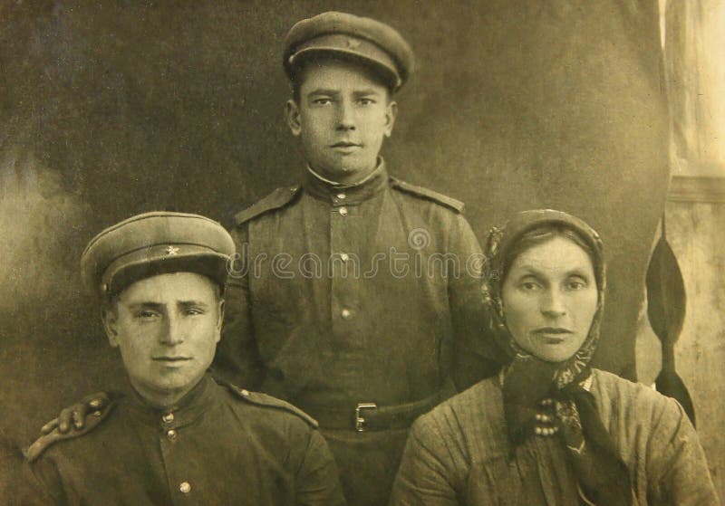Винтажное фото советских военных и женщины около 1934 изображение ретро стоковое изображение Винтажное фото советских военных и женщины около 1934 изображение ретро стоковое изображение