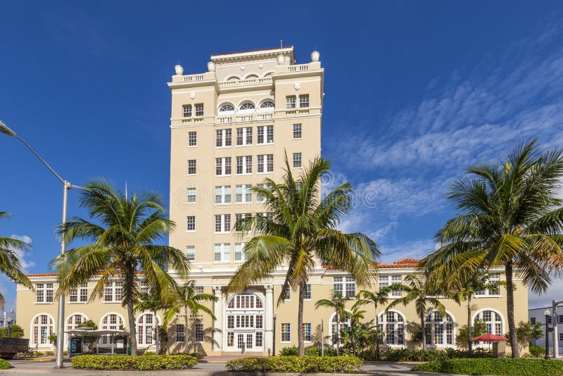 Винтажный здание муниципалитет Miami Beach в стиле стиля Арт Деко стоковая фотография rf Винтажный здание муниципалитет Miami Beach в стиле стиля Арт Деко стоковая фотография rf