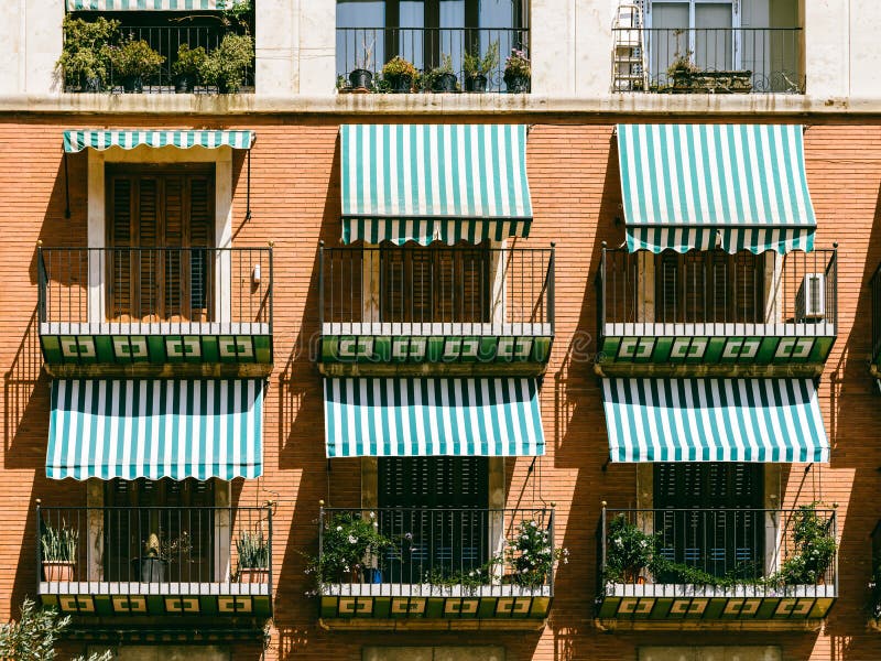 Винтажный фасад строительного блока Apartament стоковая фотография Винтажный фасад строительного блока Apartament стоковая фотография