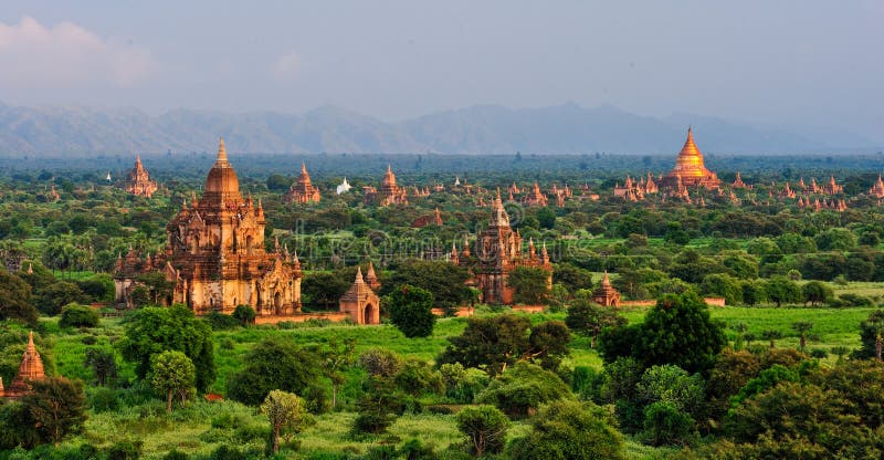 Виски Bagan на заходе солнца стоковые изображения rf Виски Bagan на заходе солнца стоковые изображения rf