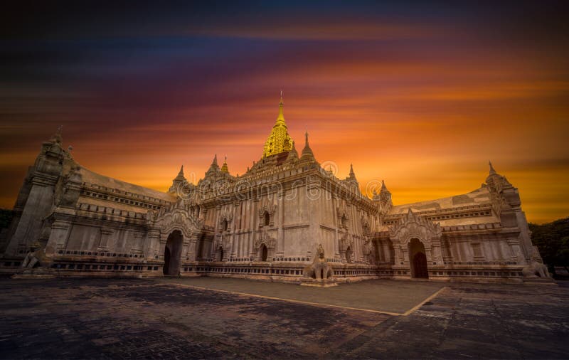 Висок Ananda на заходе солнца в Bagan стоковое фото Висок Ananda на заходе солнца в Bagan стоковое фото