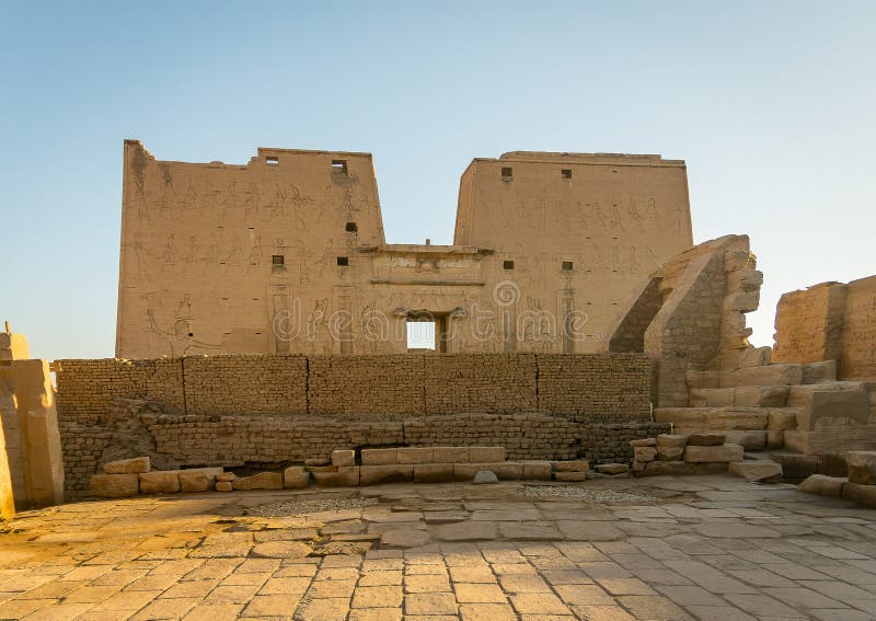 Висок Edfu Предназначенный к богу Horus сокола E стоковые изображения Висок Edfu Предназначенный к богу Horus сокола E стоковые изображения