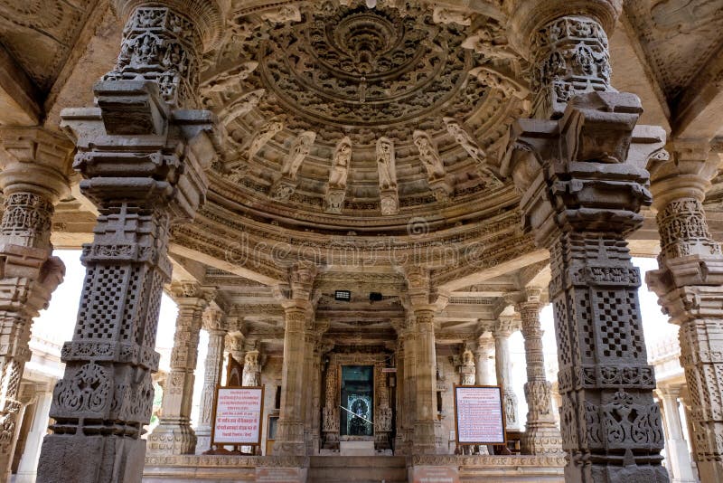 Висок Satbees Jain в форте Chittaurgarh в Раджастхане, Индии стоковое фото Висок Satbees Jain в форте Chittaurgarh в Раджастхане, Индии стоковое фото