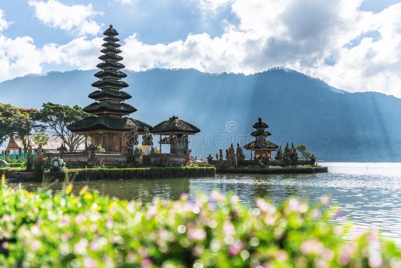 Висок Ulun Danu Beratan, известное назначение перемещения в Бали, Индонезии стоковые изображения rf Висок Ulun Danu Beratan, известное назначение перемещения в Бали, Индонезии стоковые изображения rf