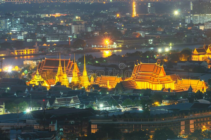 Висок на сумерк, Бангкок Wat Pho, Таиланд стоковое изображение Висок на сумерк, Бангкок Wat Pho, Таиланд стоковое изображение