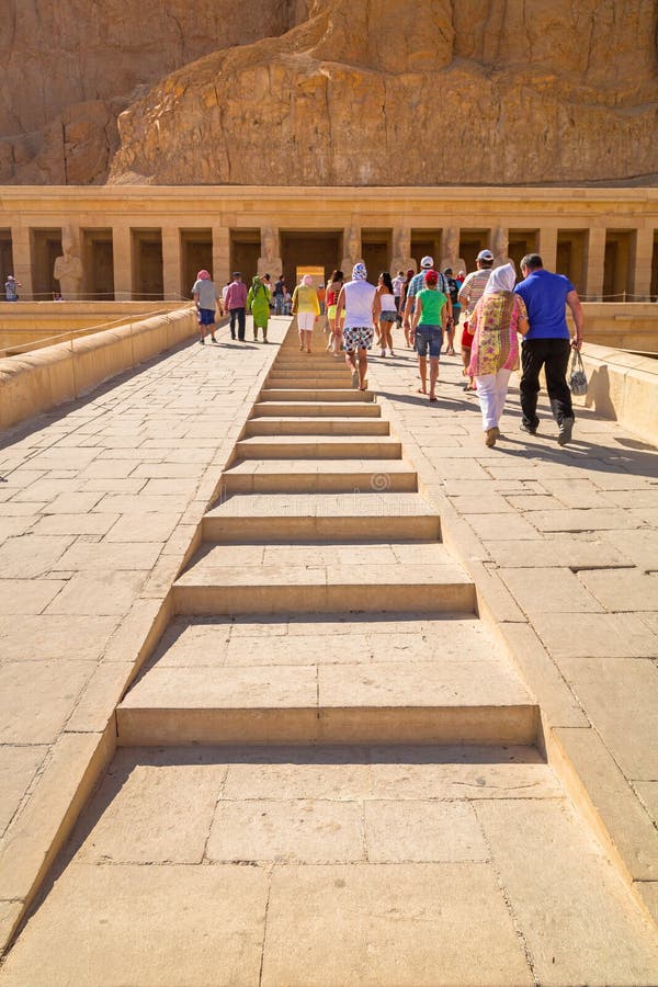 Висок покойницкой ферзя Hatshepsut расположенный около долины королей стоковые фото Висок покойницкой ферзя Hatshepsut расположенный около долины королей стоковые фото