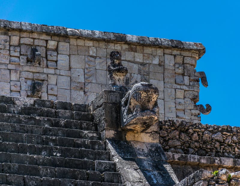 Висок ратников и тысячи столбцов на Chichen Itza, Мексике стоковое фото Висок ратников и тысячи столбцов на Chichen Itza, Мексике стоковое фото