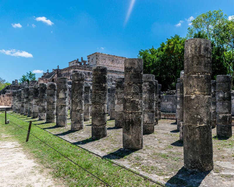 Висок ратников и тысячи столбцов на Chichen Itza, Мексике стоковое фото rf Висок ратников и тысячи столбцов на Chichen Itza, Мексике стоковое фото rf
