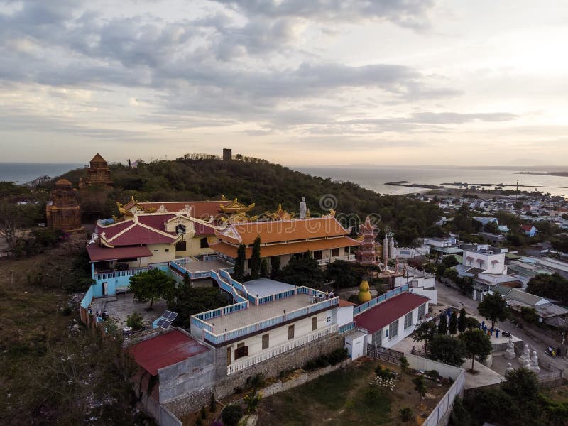 Висок сына Buu буддийский около Poshanu или башня Cham Po Sahu Inu в городе Phan Thiet во Вьетнаме, взгляде сверху, виде с воздух стоковая фотография Висок сына Buu буддийский около Poshanu или башня Cham Po Sahu Inu в городе Phan Thiet во Вьетнаме, взгляде сверху, виде с воздух стоковая фотография