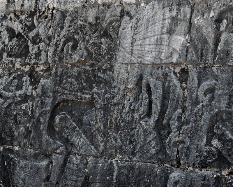 Висок ягуаров и большой суд шарика в Hieroglyphics дисплея Chichen Itza майяских в Мексике стоковые фото Висок ягуаров и большой суд шарика в Hieroglyphics дисплея Chichen Itza майяских в Мексике стоковые фото