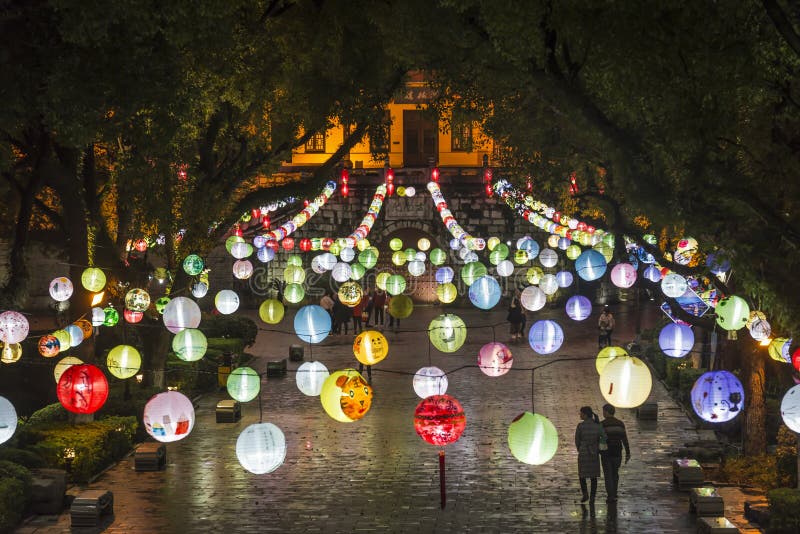 Вися красочные воздушные шары, провинция Guilin, Guangxi, Китай стоковое изображение rf Вися красочные воздушные шары, провинция Guilin, Guangxi, Китай стоковое изображение rf