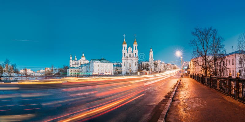 Витебск, Беларусь Взгляд вечера или ночи известных ориентир ориентиров собор предположения, церковь воскресения Христоса стоковая фотография rf Витебск, Беларусь Взгляд вечера или ночи известных ориентир ориентиров собор предположения, церковь воскресения Христоса стоковая фотография rf