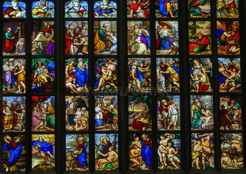 Витражи внутри di Милана собора или Duomo Милана, церков собора Милана, Ломбардии, Италии стоковая фотография rf Витражи внутри di Милана собора или Duomo Милана, церков собора Милана, Ломбардии, Италии стоковая фотография rf