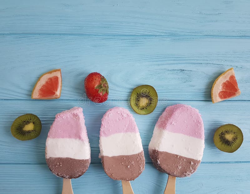 Вкус на голубой деревянной предпосылке, грейпфрут десерта плодоовощей лета мороженого свежий деревенский, лимон, киви, картина, к стоковые фото Вкус на голубой деревянной предпосылке, грейпфрут десерта плодоовощей лета мороженого свежий деревенский, лимон, киви, картина, к стоковые фото