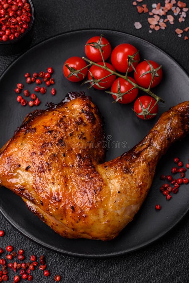 вкусная куриная нога или четверть с солью и специями на темном бетонном фоне