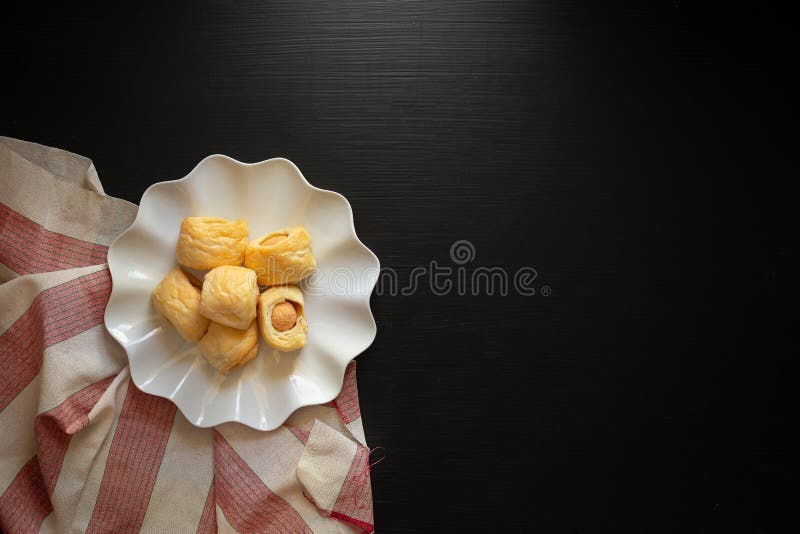 Вкусная мини сосиска в свежих горячих покрытых коркой хлебцах стоковое изображение rf Вкусная мини сосиска в свежих горячих покрытых коркой хлебцах стоковое изображение rf