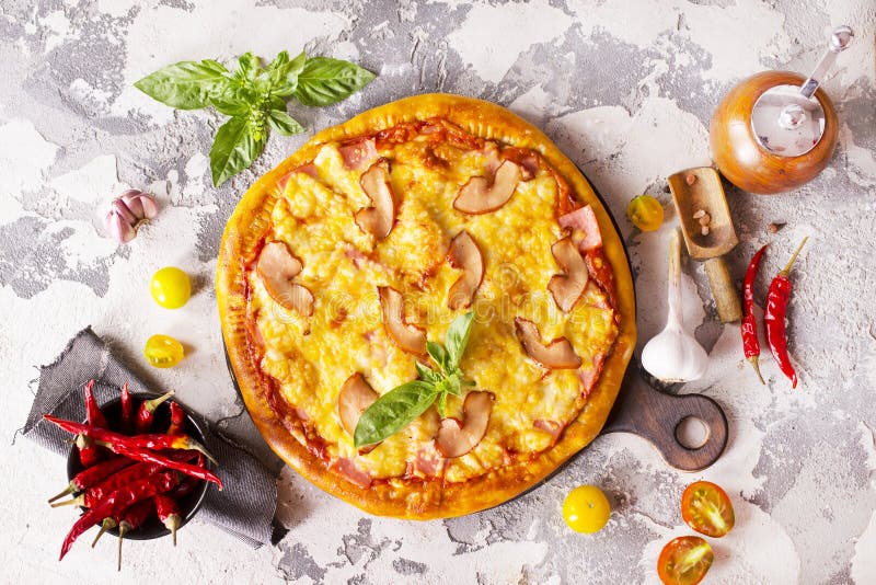 вкусная пицца на светлом столе стоковые изображения rf