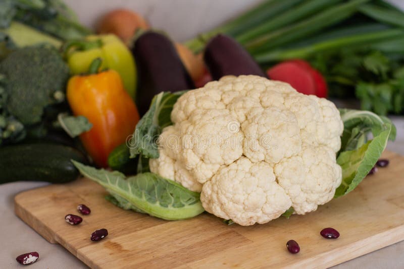 Вкусная свежая белая цветной капусты на прекрасной нечеткой фоне овощей стоковая фотография rf