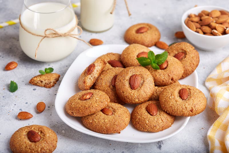 Вкусное домашнее миндальное печенье, поданное со стаканом молока стоковые фотографии rf Вкусное домашнее миндальное печенье, поданное со стаканом молока стоковые фотографии rf