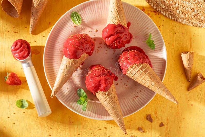 Вкусное и домашнее клубничное мороженое в вафельном конусе стоковая фотография rf