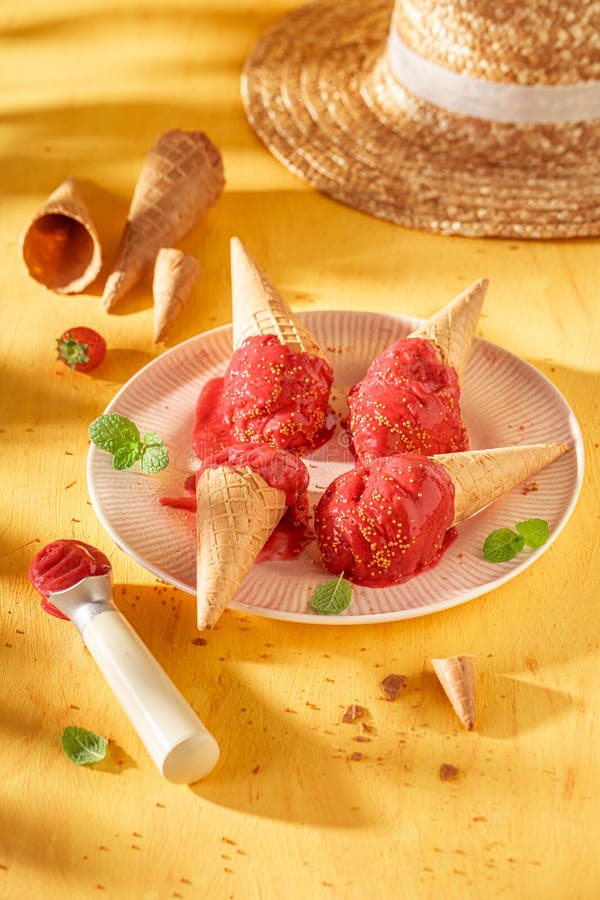 Вкусное и домашнее клубничное мороженое в качестве летнего десерта стоковая фотография