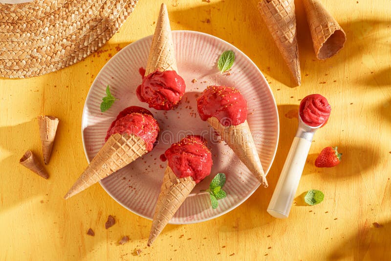 Вкусное и домашнее клубничное мороженое как сливочный десерт стоковая фотография rf