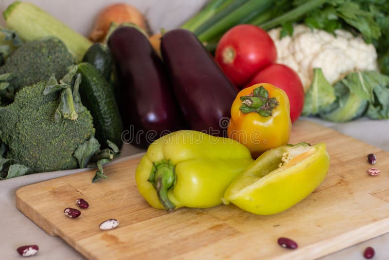 Вкусные блюда из свежих зеленый перец на прекрасной нечеткой фоне овощей стоковое фото