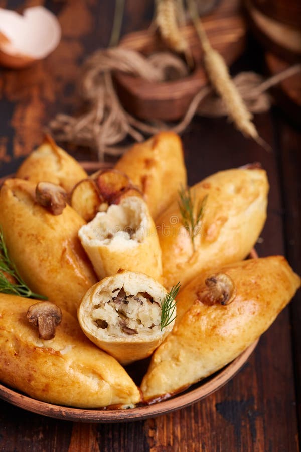 Вкусные домашние пироги стоковые изображения rf