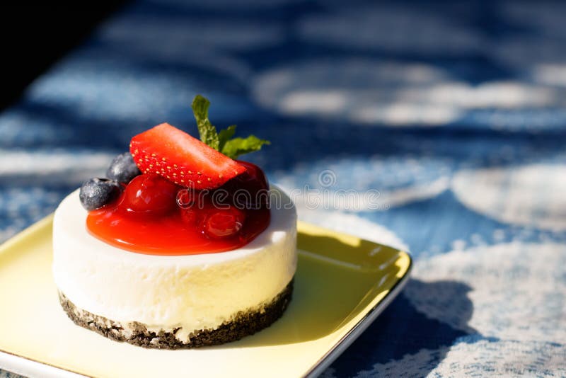 Вкусные домашние чизкейк клубника не печет пекарню стоковые фото