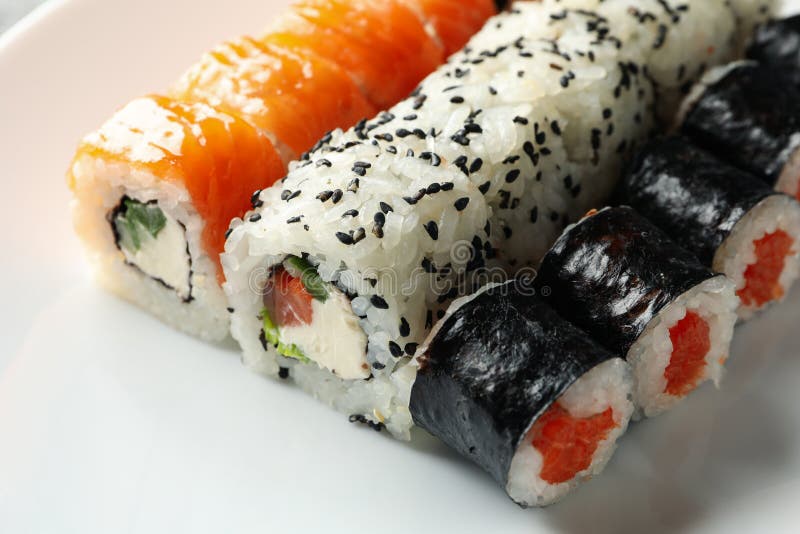 Вкусные роллы суши на белом фоне шара. Японская кухня стоковая фотография