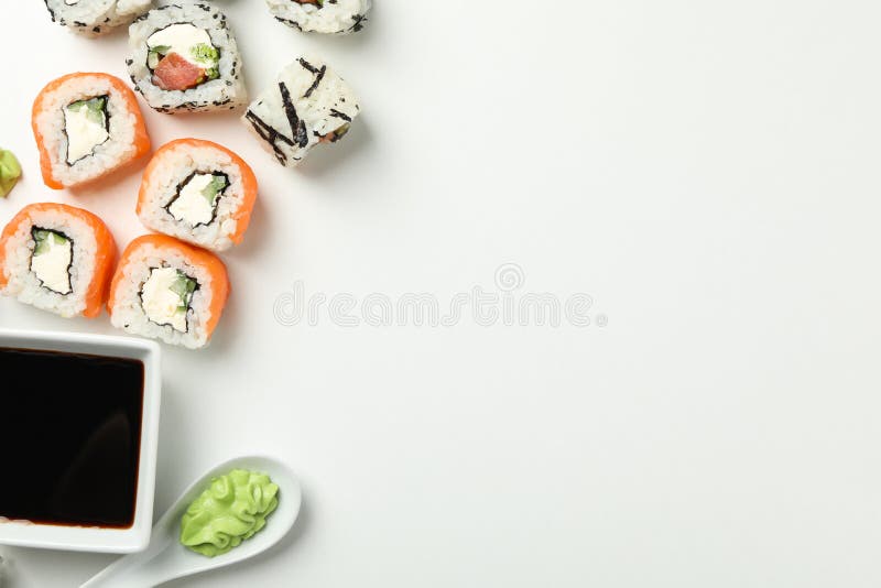 Вкусные роллы суши на белом фоне. Японская кухня стоковые изображения rf