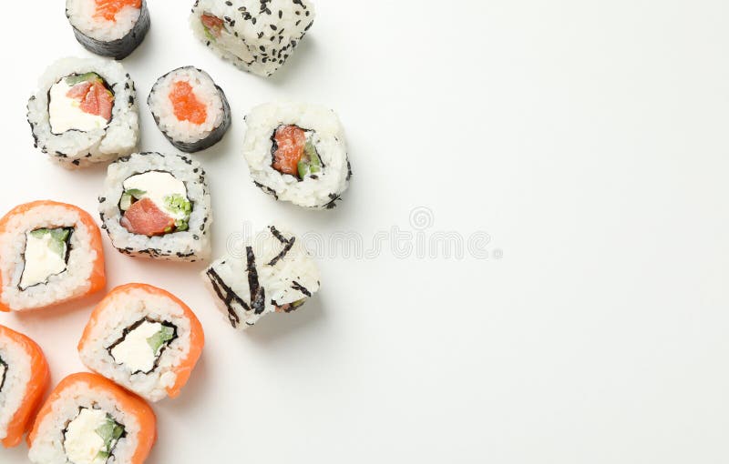 Вкусные роллы суши на белом фоне. Японская кухня стоковое фото