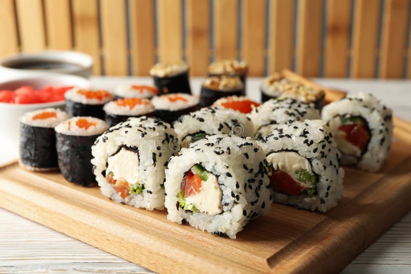 Вкусные роллы суши на деревянной фон. Японская кухня стоковые изображения rf
